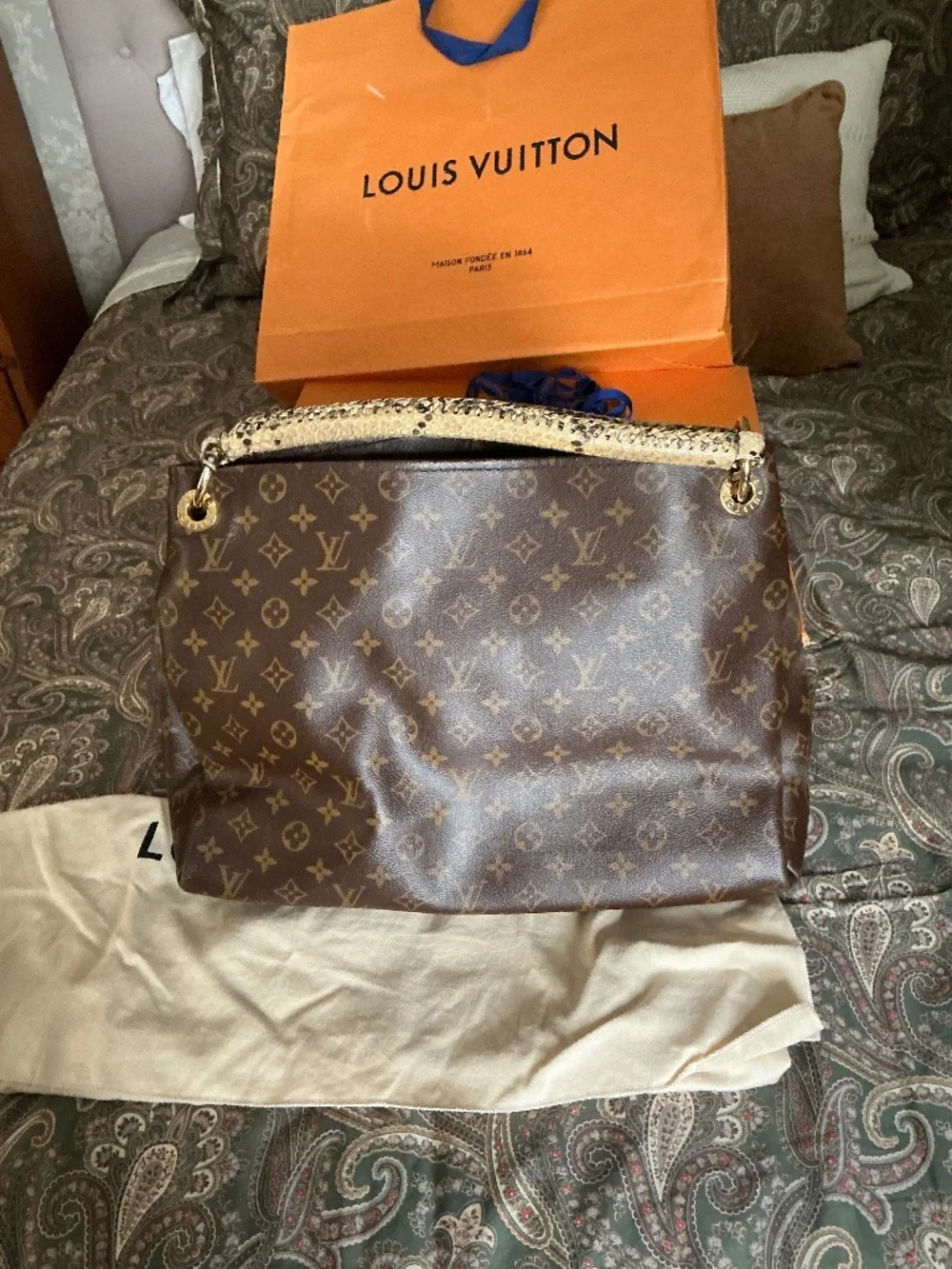 Rare Louis Vuitton Artsy M/M Python strap exotic